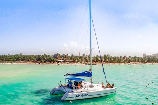 catamaran Oh Lala by cancun Sailing